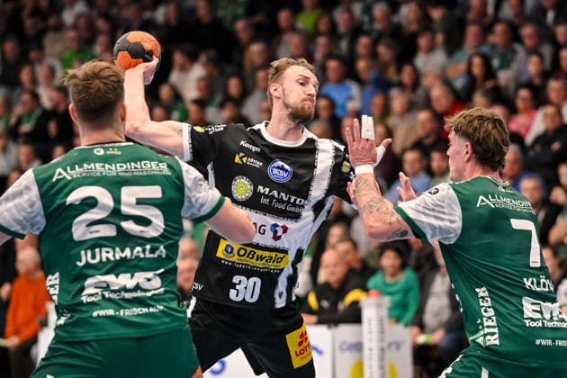 Goeppingen, Germany, 09 03 26 äLudvig Jurmala Astroem FRISCH AUF Goeppingen , Dominik Solak ThSV Eisenach and Victor Kloeve FRISCH AUF Goeppingen in a duel during the Daikin Handball Bundesliga match between FRISCH AUF Goeppingen vs ThSV Eisenach at EWS Arena on March 09, 2026 in Goeppingen, Germany Photo by Harry Langer DeFodi Images Goeppingen, Germany, 09 03 26 äLudvig Jurmala Astroem FRISCH AUF Goeppingen , Dominik Solak ThSV Eisenach and Victor Kloeve FRISCH AUF Goeppingen battle for the ball during the Daikin Handball Bundesliga match between FRISCH AUF Goeppingen vs ThSV Eisenach at EWS Arena on March 9, 2026 in Goeppingen, Germany Photo by Harry Langer DeFodi Images Photo by Harry Langer DeFodi Images