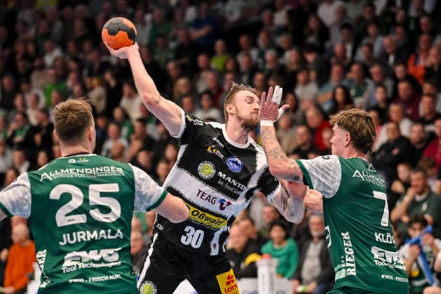 Goeppingen, Germany, 09 03 26 äLudvig Jurmala Astroem FRISCH AUF Goeppingen , Dominik Solak ThSV Eisenach and Victor Kloeve FRISCH AUF Goeppingen in a duel during the Daikin Handball Bundesliga match between FRISCH AUF Goeppingen vs ThSV Eisenach at EWS Arena on March 09, 2026 in Goeppingen, Germany Photo by Harry Langer DeFodi Images Goeppingen, Germany, 09 03 26 äLudvig Jurmala Astroem FRISCH AUF Goeppingen , Dominik Solak ThSV Eisenach and Victor Kloeve FRISCH AUF Goeppingen battle for the ball during the Daikin Handball Bundesliga match between FRISCH AUF Goeppingen vs ThSV Eisenach at EWS Arena on March 9, 2026 in Goeppingen, Germany Photo by Harry Langer DeFodi Images Photo by Harry Langer DeFodi Images
