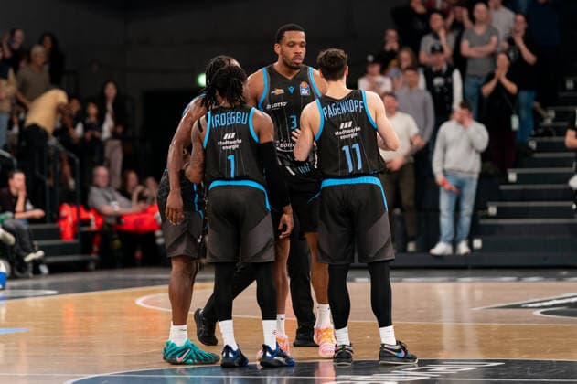 Jena at the huddle, Uchenna Iroegbu Science City Jena, 01 , William McNair Jr Science City Jena, 03 , Jack Pagenkopf Science City Jena, 11 , GER, Veolia Towers Hamburg vs Science City Jena, Basketball, Bundesliga, Matchday 26, Season 2025 2026, 10 03 2026 GER, Veolia Towers Hamburg vs Science City Jena, Basketball, Bundesliga, Matchday 26, Season 2025 2026, 10 03 2026 Hamburg Copyright: xEibner-Pressefoto MaxxVincenx EP_MVN