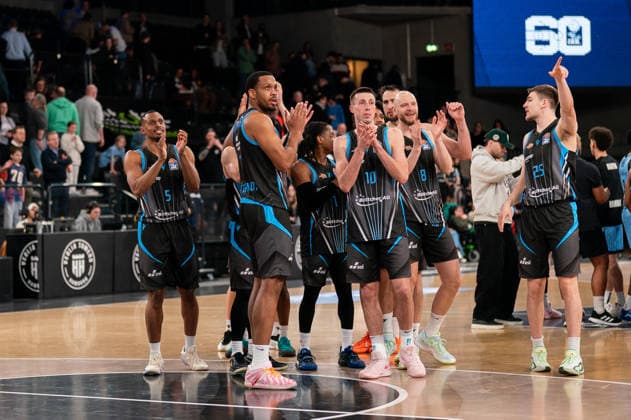 Jena cheers after victory end of game, Chris Carter Science City Jena, 05 , William McNair Jr Science City Jena, 03 , Joe Wieskamp Science City Jena, 10 , Robin Christen Science City Jena, 08 , Lorenz Bank Science City Jena, 25 , GER, Veolia Towers Hamburg vs Science City Jena, Basketball, Bundesliga, Matchday 26, Season 2025 2026, 10 03 2026 GER, Veolia Towers Hamburg vs Science City Jena, Basketball, Bundesliga, Matchday 26, Season 2025 2026, 10 03 2026 Hamburg Copyright: xEibner-Pressefoto MaxxVincenx EP_MVN