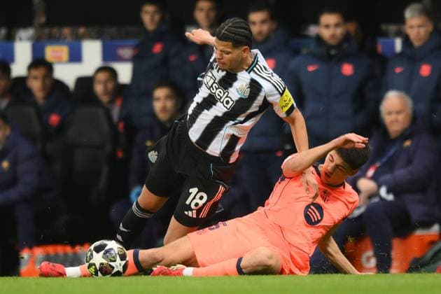 Pau Cubarsi of Barcelona challenges William Osula of Newcastle United Newcastle United v Barcelona, UEFA Champions League, Round of 16, First Leg, Football, St James Park, Newcastle, UK - 10 Mar 2026Newcastle St James Park United Kingdom EDITORIAL USE ONLY No use with unauthorised audio, video, data, fixture lists, club league logos or live services. Online in-match use limited to 120 images, no video emulation. No use in betting, games or single club league player publications. Copyright: xRichardxLee Shutterstockx 16740284ba