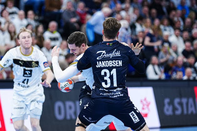 Hendrik Pekeler THW Kiel, 61 , Emil Manfeldt Jakobsen SG Flensburg Handewitt, 31 GER, THW Kiel vs SG Flensburg Handewitt, Handball, EHF European League, Main Round, Season 2025 2026, 10 03 2026 GER, THW Kiel vs SG Flensburg Handewitt, Handball, EHF European League, Main Round, Season 2025 2026, 10 03 2026 Kiel Copyright: xEibner-Pressefoto MarcelxvonxFehrnx EP_MFN