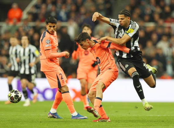 Newcastle Upon Tyne, England, 10th March 2026. William Osula of Newcastle United (r) attempts to get past Pau Cubarsi of FC Barcelona, Barca during the Newcastle United vs FC Barcelona UEFA Champions League match at St. James Park, Newcastle Upon Tyne. Picture credit should read: Nigel Roddis Sportimage EDITORIAL USE ONLY. No use with unauthorised audio, video, data, fixture lists, club league logos or live services. Online in-match use limited to 120 images, no video emulation. No use in betting, games or single club league player publications. SPI_040_NR_NEWC_BARCx SPI-4596-0041