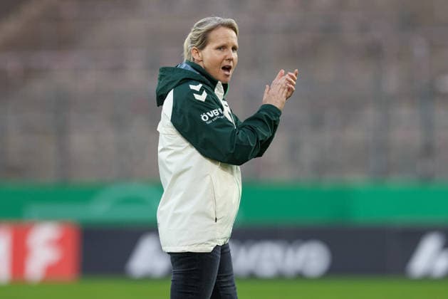 Friederike Kromp Fritzy Kromp, coach, head coach, SV Werder Bremen claps her hands, motivates, motivation, cheers, portrait, close-up, single photo, single image, THE DFB REGULATIONS PROHIBIT ANY USE OF PHOTOGRAPHS AS IMAGE SEQUENCES AND OR QUASI VIDEO , 11 03 2026, Essen Germany , Football, DFB Cup Women, SGS Essen SV Werder Bremen xobx