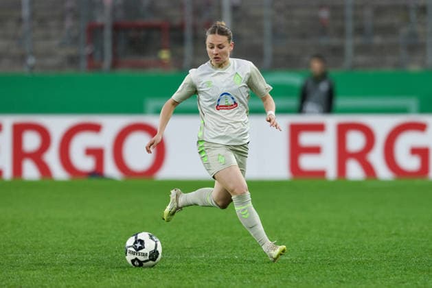 Chiara D Angelo SV Werder Bremen, 2 on the ball, cropped image, single image, full body, action, action, match scene, THE DFB REGULATIONS PROHIBIT ANY USE OF PHOTOGRAPHS AS IMAGE SEQUENCES AND OR QUASI VIDEO , 11 03 2026, Essen Germany , Football, DFB Cup Women, SGS Essen SV Werder Bremen xobx