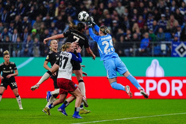 Goal shot Goal chance by header Giulia Gwinn FC Bayern Munich, 07 , Lea Paulick Hamburger SV, 25 GER, Hamburger SV vs FC Bayern Munich, Women, Football, DFB Cup, Quarter-final, 2025 2026 season, 11 03 2026 GER, Hamburger SV vs FC Bayern Munich, Women, Football, DFB Cup, Quarter-final, 2025 2026 season, 11 03 2026 Hamburg Copyright: xEibner-Pressefoto MarcelxvonxFehrnx EP_MFN