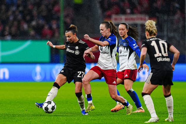 Arianna Caruso FC Bayern Munich, 27 , Victoria Schulz Hamburger SV, 19 GER, Hamburger SV vs FC Bayern Munich, Women, Football, DFB Cup, Quarter-finals, 2025 2026 season, 11 03 2026 GER, Hamburger SV vs FC Bayern Munich, Women, Football, DFB Cup, Quarter-finals, 2025 2026 season, 11 03 2026 Hamburg Copyright: xEibner-Pressefoto MarcelxvonxFehrnx EP_MFN