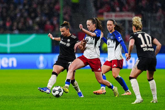 Arianna Caruso FC Bayern Munich, 27 , Victoria Schulz Hamburger SV, 19 GER, Hamburger SV vs FC Bayern Munich, Women, Football, DFB Cup, Quarter-finals, 2025 2026 season, 11 03 2026 GER, Hamburger SV vs FC Bayern Munich, Women, Football, DFB Cup, Quarter-finals, 2025 2026 season, 11 03 2026 Hamburg Copyright: xEibner-Pressefoto MarcelxvonxFehrnx EP_MFN