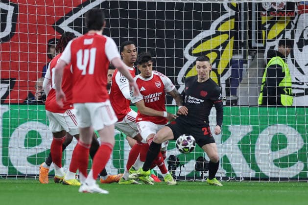 GER, UEFA CL, Round of 16, Bayer 04 Leverkusen GER vs FC Arsenal ENG , 11 03 2026, BayArena, Leverkusen, GER, UEFA CL, Round of 16, Bayer 04 Leverkusen GER vs FC Arsenal ENG , , in the picture Ãlex Grimaldo Leverkusen 20 , in a duel against Piero Hincapià FC Arsenal 5 , nordphotoxGmbHx xMeuter nph00351