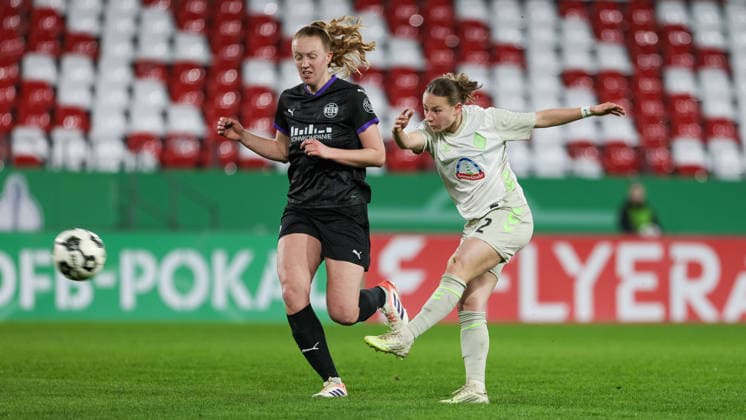 from left Laura Pucks SGS Essen, 15 and Chiara D Angelo SV Werder Bremen, 2 in a duel, dynamic, action, action, game scene, THE DFB REGULATIONS PROHIBIT ANY USE OF PHOTOGRAPHS AS IMAGE SEQUENCES AND OR QUASI VIDEO , 11 03 2026, Essen Germany , Football, DFB Cup Women, SGS Essen SV Werder Bremen xobx