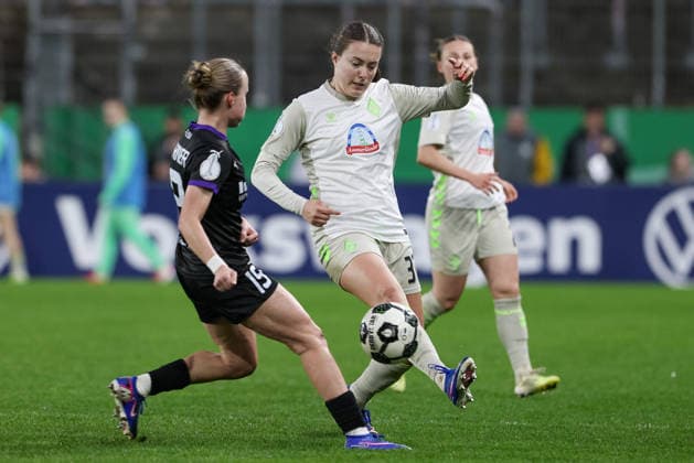 from left Beke Sterner SGS Essen, 19 and Mara Alber SV Werder Bremen, 37 in a duel, dynamic, action, action, game scene, THE DFB REGULATIONS PROHIBIT ANY USE OF PHOTOGRAPHS AS IMAGE SEQUENCES AND OR QUASI VIDEO , 11 03 2026, Essen Germany , Football, DFB Pokal Women, SGS Essen SV Werder Bremen xobx