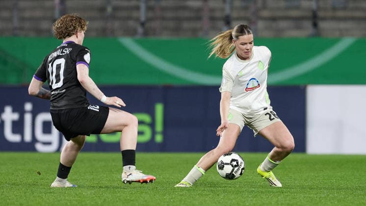 from left Natasha Kowalski SGS Essen, 10 and Juliane Wirtz SV Werder Bremen, 28 in a duel, dynamic, action, action, game scene, THE DFB REGULATIONS PROHIBIT ANY USE OF PHOTOGRAPHS AS IMAGE SEQUENCES AND OR QUASI VIDEO , 11 03 2026, Essen Germany , Football, DFB Cup Women, SGS Essen SV Werder Bremen xobx