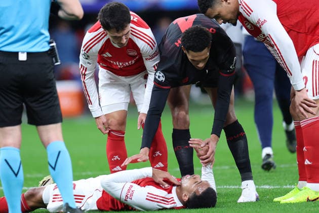 GER, UEFA CL, Round of 16, Bayer 04 Leverkusen GER vs FC Arsenal ENG , 11 03 2026, BayArena, Leverkusen, GER, UEFA CL, Round of 16, Bayer 04 Leverkusen GER vs FC Arsenal ENG , , pictured Gabriel Magalhaes FC Arsenal 6 , is injured Pain Injury, nordphotoxGmbHx xMeuter nph00351