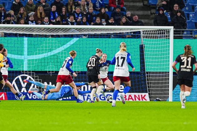 Goal for 0 2 Franziska Kett FC Bayern Munich, 20 GER, Hamburger SV vs FC Bayern Munich, Women, Football, DFB Cup, Quarter-final, 2025 2026 season, 11 03 2026 GER, Hamburger SV vs FC Bayern Munich, Women, Football, DFB Cup, Quarter-final, 2025 2026 season, 11 03 2026 Hamburg Copyright: xEibner-Pressefoto MarcelxvonxFehrnx EP_MFN