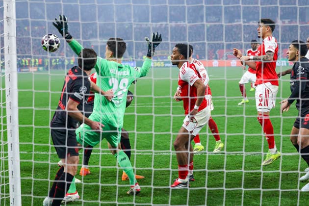 GER, UEFA CL, Round of 16, Bayer 04 Leverkusen GER vs FC Arsenal ENG , 11 03 2026, BayArena, Leverkusen, GER, UEFA CL, Round of 16, Bayer 04 Leverkusen GER vs FC Arsenal ENG , , in the picture it gets tight in the Leverkusen penalty area but Janis Blaswich goalkeeper Leverkusen 28 , has everything under control nordphotoxGmbHx xMeuter nph00351