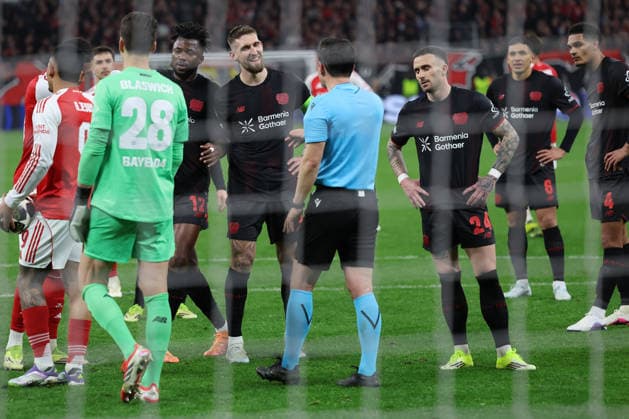 GER, UEFA CL, Round of 16, Bayer 04 Leverkusen GER vs FC Arsenal ENG , 11 03 2026, BayArena, Leverkusen, GER, UEFA CL, Round of 16, Bayer 04 Leverkusen GER vs FC Arsenal ENG , , in the picture discussion of Robert Andrich Leverkusen 8 , with the referee who has just whistled an 11 meter penalty against Leverkusen nordphotoxGmbHx xMeuter nph00351