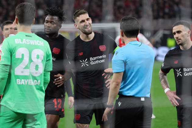 GER, UEFA CL, Round of 16, Bayer 04 Leverkusen GER vs FC Arsenal ENG , 11 03 2026, BayArena, Leverkusen, GER, UEFA CL, Round of 16, Bayer 04 Leverkusen GER vs FC Arsenal ENG , , in the picture discussion of Robert Andrich Leverkusen 8 , with the referee who has just whistled an 11 meter penalty against Leverkusen nordphotoxGmbHx xMeuter nph00351