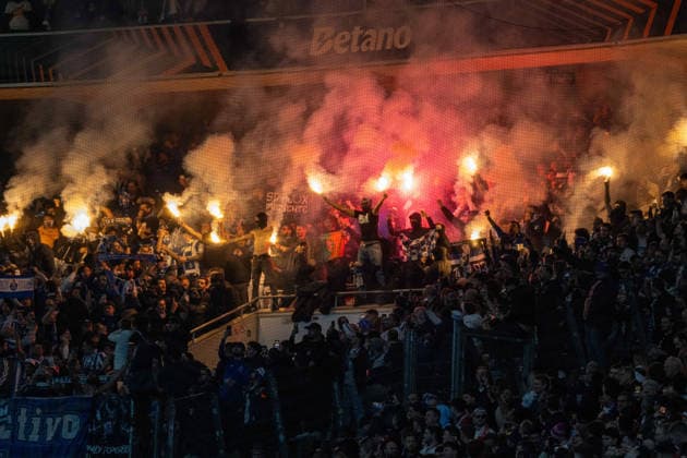 Bengalos, pyrotechnics, smoke rises in the FC Porto fan block xettx, Germany, Stuttgart, 12 03 2026, Football, UEFA Europa League VfB Stuttgart vs FC Porto, Season 2025 2026, Round of 16, MHP Arena