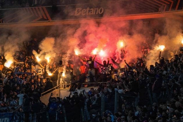 Bengalos, pyrotechnics, smoke rises in the FC Porto fan block xettx, Germany, Stuttgart, 12 03 2026, Football, UEFA Europa League VfB Stuttgart vs FC Porto, Season 2025 2026, Round of 16, MHP Arena