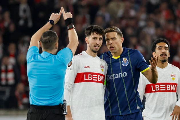 Referee Donatas Rumsas LTU , Atakan Karazor VfB Stuttgart, 16 and Jan Bednarek FC Porto, 05 in dialog , Germany, Football, UEFA Europa League, Round of 16, 2025 2026, VfB Stuttgart vs FC Porto, 12 03 2026, Stuttgart Arena Stuttgart Germany Copyright: xGrantxHubbsx