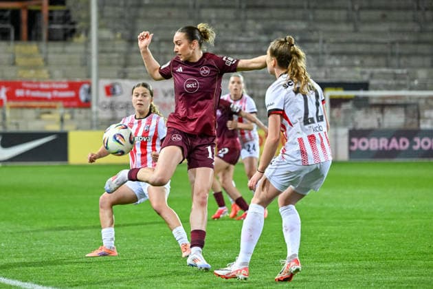 Lara Meroni 1 FC Nuernberg, 11 on the ball in front of Lisa Kolb SC Freiburg, 22 GER, SC Freiburg 1 FC Nuernberg, Women Football, Google Pixel Women Bundesliga, 20 Matchday, Season 2025 2026, 13 03 2026 DFB REGULATIONS PROHIBIT ANY USE OF PHOTOGRAPHS AS IMAGE SEQUENCES AND OR QUASI VIDEO GER, SC Freiburg 1 FC Nuernberg, Women Football, Google Pixel Women Bundesliga, 20 Matchday, Season 2025 2026, 13 03 2026 Freiburg Copyright: xEibner-Pressefoto ThomasxHessx EP_THS