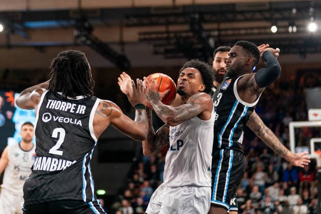 Michael Weathers MLP Academics Heidelberg, 20 in duel, fight for the ball with Leonard Thorpe Jr Veolia Towers Hamburg, 02 , Osaro Rich Veolia Towers Hamburg, 03 , GER, Veolia Towers Hamburg vs MLP Academics Heidelberg, Basketball, Bundesliga, Matchday 24, Season 2025 2026, 13 03 2026 GER, Veolia Towers Hamburg vs MLP Academics Heidelberg, Basketball, Bundesliga, Matchday 24, Season 2025 2026, 13 03 2026 Hamburg Copyright: xEibner-Pressefoto MaxxVincenx EP_MVN