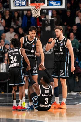 Ross Williams Veolia Towers Hamburg, 34 , Benedikt Turudic Veolia Towers Hamburg, 44 and Niklas Wimberg Veolia Towers Hamburg, 17 help Osaro Rich Veolia Towers Hamburg, 03 high, GER, Veolia Towers Hamburg vs MLP Academics Heidelberg, Basketball, Bundesliga, Matchday 24, Season 2025 2026, 13 03 2026 GER, Veolia Towers Hamburg vs MLP Academics Heidelberg, Basketball, Bundesliga, Matchday 24, Season 2025 2026, 13 03 2026 Hamburg Copyright: xEibner-Pressefoto MaxxVincenx EP_MVN
