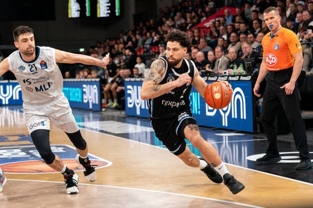 Devon Daniels Veolia Towers Hamburg, 21 dribbling, Mateo Seric MLP Academics Heidelberg, 21 , GER, Veolia Towers Hamburg vs MLP Academics Heidelberg, Basketball, Bundesliga, Matchday 24, Season 2025 2026, 13 03 2026 GER, Veolia Towers Hamburg vs MLP Academics Heidelberg, Basketball, Bundesliga, Matchday 24, Season 2025 2026, 13 03 2026 Hamburg Copyright: xEibner-Pressefoto MaxxVincenx EP_MVN