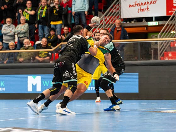 Tim Dueren VfL Eintracht Hagen, 03 on goal throw against Ruben Sousa HC Oppenweiler Backnang, 22 VfL Eintracht Hagen vs HC Oppenweiler Backnang , Handball, 2 Bundesliga, 24 Matchday, Season 2025 2026, 13 03 2026 VfL Eintracht Hagen vs HC Oppenweiler Backnang , Handball, 2 Bundesliga, 24 Matchday, Season 2025 2026, 13 03 2026 Hagen Copyright: xEibner-Pressefoto DamianxKruczynx EP_DKI