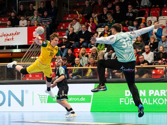 Moritz Boekenkamp VfL Eintracht Hagen, 30 at the goal throw against Janis Boieck HC Oppenweiler Backnang, 32 VfL Eintracht Hagen vs HC Oppenweiler Backnang , Handball, 2 Bundesliga, 24 Matchday, Season 2025 2026, 13 03 2026 VfL Eintracht Hagen vs HC Oppenweiler Backnang , Handball, 2 Bundesliga, 24 Matchday, Season 2025 2026, 13 03 2026 Hagen Copyright: xEibner-Pressefoto DamianxKruczynx EP_DKI