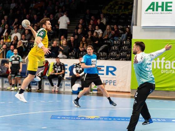Andre Alves VfL Eintracht Hagen, 11 on goal throw against Janis Boieck HC Oppenweiler Backnang, 32 VfL Eintracht Hagen vs HC Oppenweiler Backnang , Handball, 2 Bundesliga, 24 Matchday, Season 2025 2026, 13 03 2026 VfL Eintracht Hagen vs HC Oppenweiler Backnang , Handball, 2 Bundesliga, 24 Matchday, Season 2025 2026, 13 03 2026 Hagen Copyright: xEibner-Pressefoto DamianxKruczynx EP_DKI