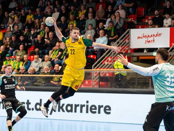 Benedikt Israel VfL Eintracht Hagen, 22 on goal throw against Janis Boieck HC Oppenweiler Backnang, 32 VfL Eintracht Hagen vs HC Oppenweiler Backnang , Handball, 2 Bundesliga, 24 Matchday, Season 2025 2026, 13 03 2026 VfL Eintracht Hagen vs HC Oppenweiler Backnang , Handball, 2 Bundesliga, 24 Matchday, Season 2025 2026, 13 03 2026 Hagen Copyright: xEibner-Pressefoto DamianxKruczynx EP_DKI