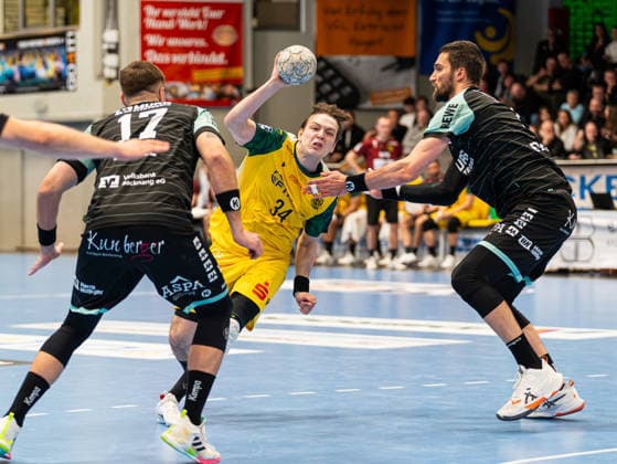 Linus Kutz VfL Eintracht Hagen, 34 dribbling against Niklas Diebel HC Oppenweiler Backnang, 17 and Dominik Weiss HC Oppenweiler Backnang, 07 VfL Eintracht Hagen vs HC Oppenweiler Backnang , Handball, 2 Bundesliga, Matchday 24, Season 2025 2026, 13 03 2026 VfL Eintracht Hagen vs HC Oppenweiler Backnang , Handball, 2 Bundesliga, Matchday 24, Season 2025 2026, 13 03 2026 Hagen Copyright: xEibner-Pressefoto DamianxKruczynx EP_DKI