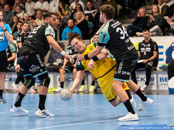Linus Kutz VfL Eintracht Hagen, 34 in a duel against Ruben Sousa HC Oppenweiler Backnang, 22 and Lukas Rauh HC Oppenweiler Backnang, 34 VfL Eintracht Hagen vs HC Oppenweiler Backnang , Handball, 2 Bundesliga, Matchday 24, Season 2025 2026, 13 03 2026 VfL Eintracht Hagen vs HC Oppenweiler Backnang , Handball, 2 Bundesliga, Matchday 24, Season 2025 2026, 13 03 2026 Hagen Copyright: xEibner-Pressefoto DamianxKruczynx EP_DKI
