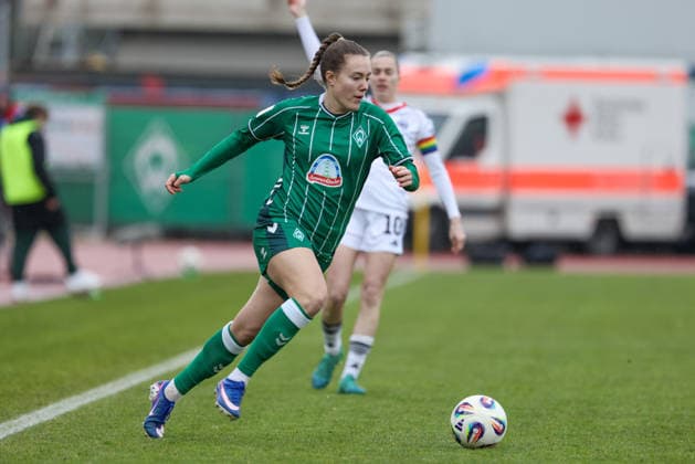 Mara Alber SV Werder Bremen, 37 on the ball, single image, full body, action, action, match scene, THE DFB GUIDELINES PROHIBIT ANY USE OF PHOTOGRAPHS AS IMAGE SEQUENCES AND OR QUASI VIDEO DFB REGULATIONS PROHIBIT ANY USE OF PHOTOGRAPHS AS IMAGE SEQUENCES AND OR QUASI VIDEO , 14 03 2026, Bremen Germany , Soccer, Google Pixel Womens Bundesliga, SV Werder Bremen Eintracht Frankfurt xobx