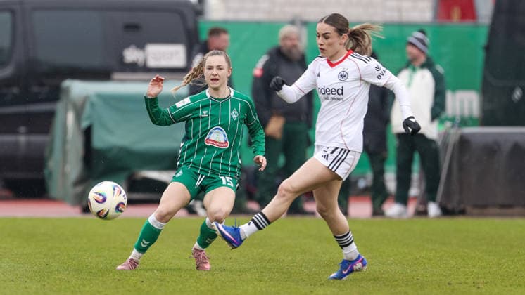 from left Michelle Weiß SV Werder Bremen, 15 and Ereleta Memeti Eintracht Frankfurt, 27 in a duel, dynamic, action, action, game scene, THE DFB REGULATIONS PROHIBIT ANY USE OF PHOTOGRAPHS AS IMAGE SEQUENCES AND OR QUASI VIDEO , 14 03 2026, Bremen Germany , Football, Google Pixel Womens Bundesliga, SV Werder Bremen Eintracht Frankfurt xobx