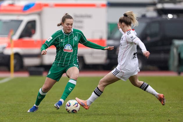 from left Mara Alber SV Werder Bremen, 37 and Nina Lührßen Eintracht Frankfurt, 11 in a duel, dynamic, action, action, game scene, THE DFB REGULATIONS PROHIBIT ANY USE OF PHOTOGRAPHS AS IMAGE SEQUENCES AND OR QUASI VIDEO , 14 03 2026, Bremen Germany , Football, Google Pixel Womens Bundesliga, SV Werder Bremen Eintracht Frankfurt xobx