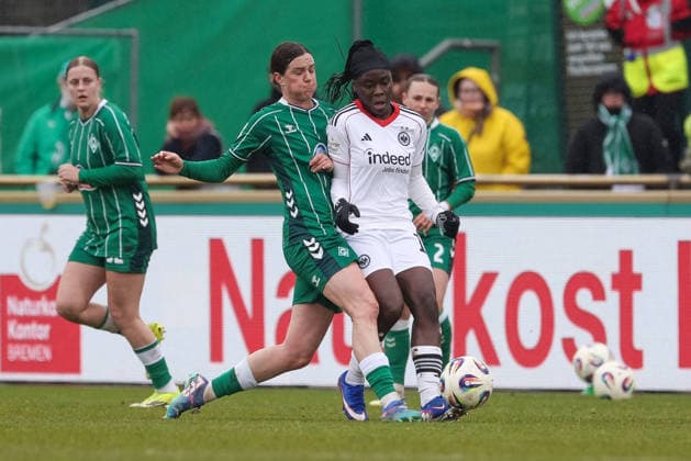 from left Lara Schmidt SV Werder Bremen, 24 and Nicole Anyomi Eintracht Frankfurt, 19 in a duel, dynamic, action, action, game scene, THE DFB REGULATIONS PROHIBIT ANY USE OF PHOTOGRAPHS AS IMAGE SEQUENCES AND OR QUASI VIDEO , 14 03 2026, Bremen Germany , Football, Google Pixel Womens Bundesliga, SV Werder Bremen Eintracht Frankfurt xobx