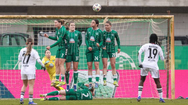 Nicole Anyomi Eintracht Frankfurt, 19 scores the goal to 0 1, Treffer, Highlight, Torerfolg, DIE DFB RICHTLINIEN UNTERSAGEN JEGLICHE USUNG VON FOTOS AS SEQUENZBILDER UND OR VIDEOÄCHLICHE FOTOSTRECKEN DFB REGULATIONS PROHIBIT ANY USE OF PHOTOGRAPHS AS IMAGE SEQUENCES AND OR QUASI VIDEO , 14 03 2026, Bremen Germany , Soccer, Google Pixel Womens Bundesliga, SV Werder Bremen Eintracht Frankfurt xobx