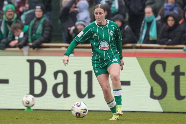 Sarah Gutmann SV Werder Bremen, 32 on the ball, cropped image, single image, full body, action, action, match scene, THE DFB GUIDELINES PROHIBIT ANY USE OF PHOTOGRAPHS AS IMAGE SEQUENCES AND OR QUASI VIDEO DFB REGULATIONS PROHIBIT ANY USE OF PHOTOGRAPHS AS IMAGE SEQUENCES AND OR QUASI VIDEO , 14 03 2026, Bremen Germany , Soccer, Google Pixel Womens Bundesliga, SV Werder Bremen Eintracht Frankfurt xobx