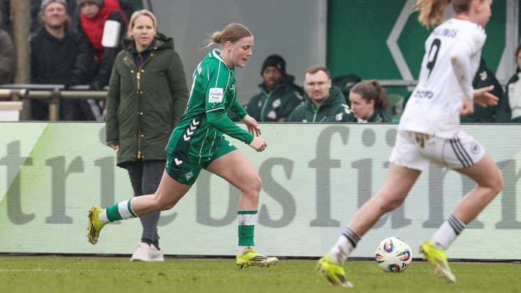 Sarah Gutmann SV Werder Bremen, 32 on the ball, single image, full body, action, action, game scene, THE DFB GUIDELINES PROHIBIT ANY USE OF PHOTOGRAPHS AS IMAGE SEQUENCES AND OR QUASI VIDEO DFB REGULATIONS PROHIBIT ANY USE OF PHOTOGRAPHS AS IMAGE SEQUENCES AND OR QUASI VIDEO , 14 03 2026, Bremen Germany , Soccer, Google Pixel Womens Bundesliga, SV Werder Bremen Eintracht Frankfurt xobx