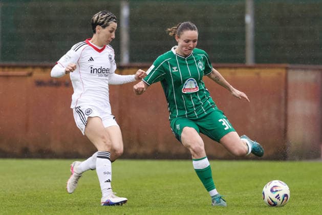 from left Sara Doorsoun Khajeh Eintracht Frankfurt, 23 and Verena Wieder SV Werder Bremen, 31 in a duel, dynamic, action, action, game scene, THE DFB REGULATIONS PROHIBIT ANY USE OF PHOTOGRAPHS AS IMAGE SEQUENCES AND OR QUASI VIDEO , 14 03 2026, Bremen Germany , Football, Google Pixel Womens Bundesliga, SV Werder Bremen Eintracht Frankfurt xobx