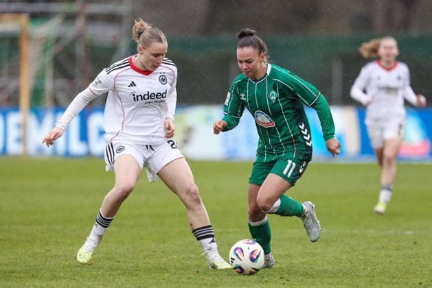 from left Jella Veit Eintracht Frankfurt, 25 and Maja Sternad SV Werder Bremen, 11 in a duel, dynamic, action, action, game scene, THE DFB REGULATIONS PROHIBIT ANY USE OF PHOTOGRAPHS AS IMAGE SEQUENCES AND OR QUASI VIDEO , 14 03 2026, Bremen Germany , Football, Google Pixel Womens Bundesliga, SV Werder Bremen Eintracht Frankfurt xobx