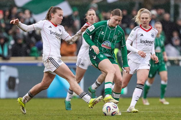 from left Jarne Teulings Eintracht Frankfurt, 9 and Sarah Gutmann SV Werder Bremen, 32 in a duel, dynamic, action, action, game scene, THE DFB REGULATIONS PROHIBIT ANY USE OF PHOTOGRAPHS AS IMAGE SEQUENCES AND OR QUASI VIDEO , 14 03 2026, Bremen Germany , Football, Google Pixel Womens Bundesliga, SV Werder Bremen Eintracht Frankfurt xobx