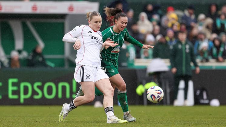 from left Jella Veit Eintracht Frankfurt, 25 and Maja Sternad SV Werder Bremen, 11 in a duel, dynamic, action, action, game scene, THE DFB REGULATIONS PROHIBIT ANY USE OF PHOTOGRAPHS AS IMAGE SEQUENCES AND OR QUASI VIDEO , 14 03 2026, Bremen Germany , Football, Google Pixel Womens Bundesliga, SV Werder Bremen Eintracht Frankfurt xobx