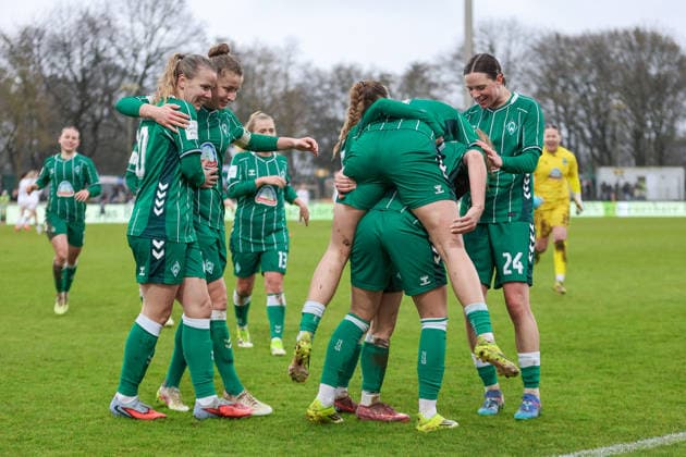SV Werder Bremen players with goal celebration, cheering, jubilant, optimistic, game scene, highlight, joy about the goal to 4 2, THE DFB REGULATIONS PROHIBIT ANY USE OF PHOTOGRAPHS AS IMAGE SEQUENCES AND OR QUASI VIDEO , 14 03 2026, Bremen Germany , Football, Google Pixel Womens Bundesliga, SV Werder Bremen Eintracht Frankfurt xobx
