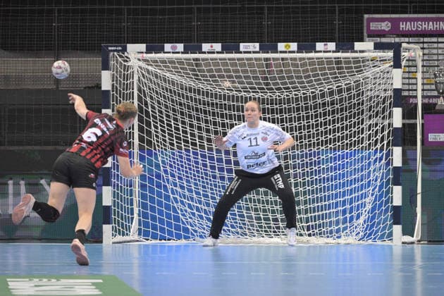 Laura Kuske Thueringer HC, 11 in goal in duel at 7m with Nina Engel HSG Bensheim Auerbach, 06 Thueringer HC vs HSG Bensheim Auerbach, Handball, Women, DHB Pokal Haushahn Final 4, Semifinal, Season 2025 2026, 14 03 2026 Thueringer HC vs HSG Bensheim Auerbach, Handball, Women, DHB Pokal Haushahn Final 4, Semifinal, Season 2025 2026, 14 03 2026 Stuttgart Copyright: xEibner-Pressefoto TobiasxBaurx EP_TBR