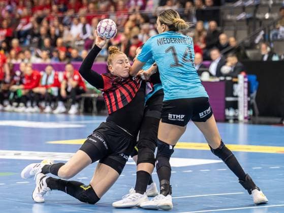 Meike Schmelzer HSG Bensheim Auerbach, 24 in duel with Josefine Hanfland Thueringer HC, 57 and Anika Niederwieser Thueringer HC, 14 , Thueringer HC vs HSG Bensheim Auerbach, Handball, DHB Pokal Haushahn Final 4, Season 2025 2026, 14 03 2026 Thueringer HC vs HSG Bensheim Auerbach, Handball, DHB Pokal Haushahn Final 4, Season 2025 2026, 14 03 2026 Stuttgart Copyright: xMichaelxSchmidt Eibner-Pressefotx EP_MST