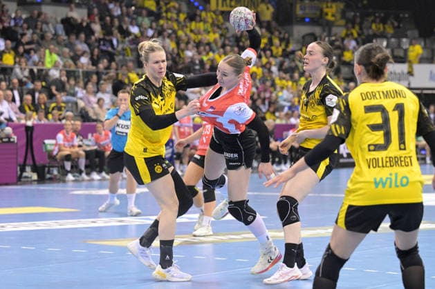 Nieke Kuehne HSG Blomberg Lippe, 09 in duel with Emma Olsson BVB Borussia Dortmund Handball, 29 BVB Borussia Dortmund Handball vs HSG Blomberg Lippe, Handball, Women, DHB Pokal Haushahn Final 4, Semi-final, Season 2025 2026, 14 03 2026 BVB Borussia Dortmund Handball vs HSG Blomberg Lippe, Handball, Women, DHB Pokal Haushahn Final 4, Semi-final, Season 2025 2026, 14 03 2026 Stuttgart Copyright: xEibner-Pressefoto TobiasxBaurx EP_TBR