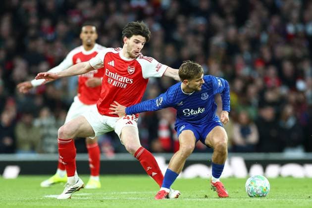 Kiernan Dewsbury-Hall of Everton under pressure from Declan Rice of Arsenal Arsenal v Everton, Premier League, Football, Emirates Stadium, London, UK - 14 Mar 2026London Emirates Stadium United Kingdom EDITORIAL USE ONLY No use with unauthorised audio, video, data, fixture lists, club league logos or live services. Online in-match use limited to 120 images, no video emulation. No use in betting, games or single club league player publications. Copyright: xSimonxDael Shutterstockx 16757237ad